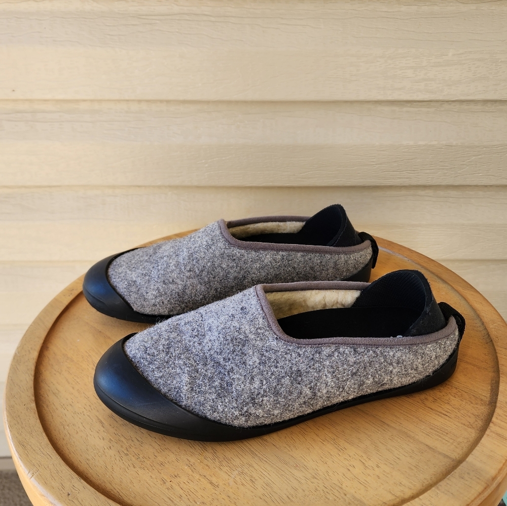 Mahabis gray slippers